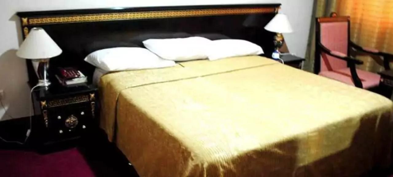 Hotel Palm Beach วากาดูกู ภายนอก รูปภาพ