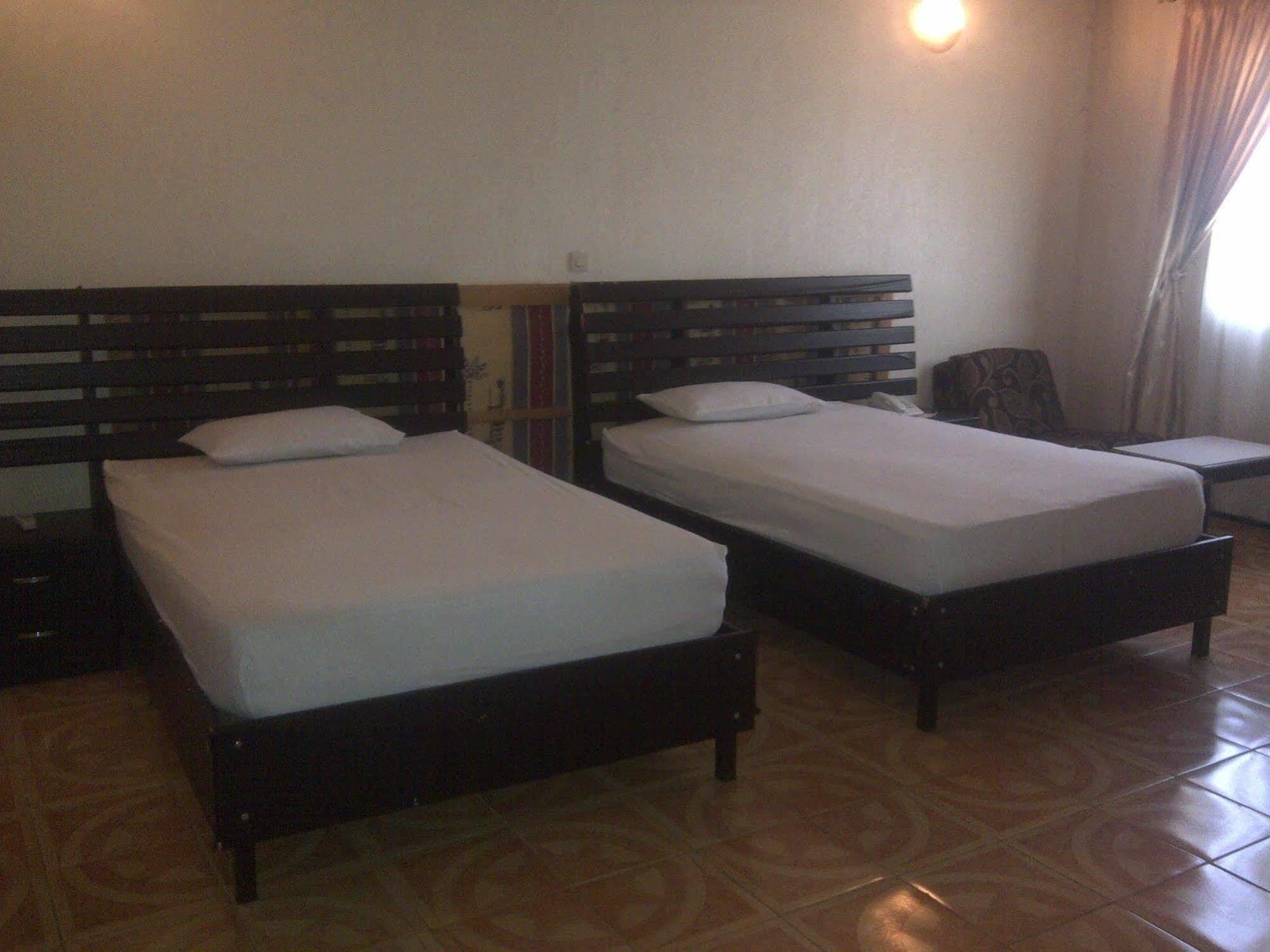 Hotel Palm Beach วากาดูกู ภายนอก รูปภาพ