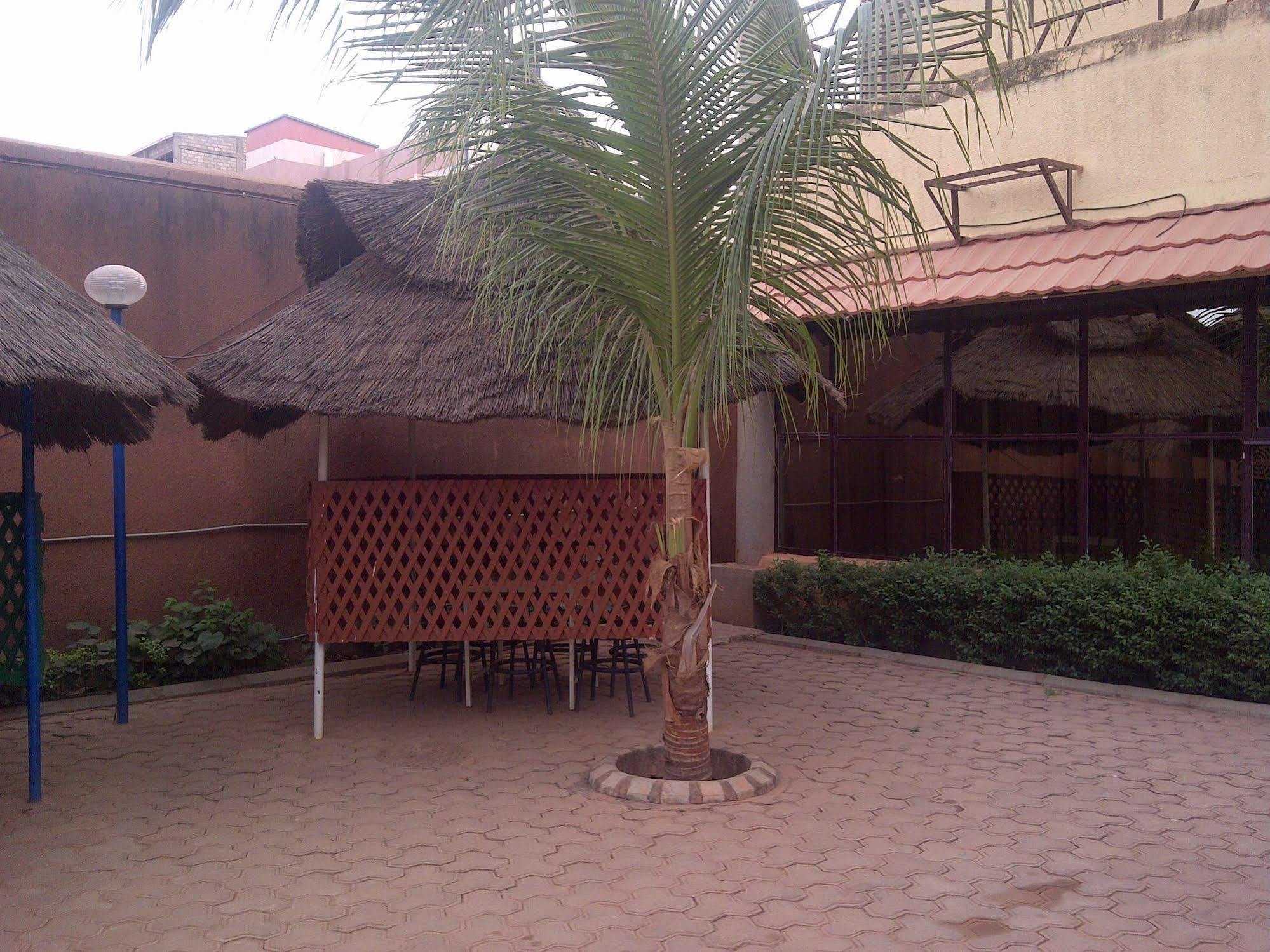 Hotel Palm Beach วากาดูกู ภายนอก รูปภาพ